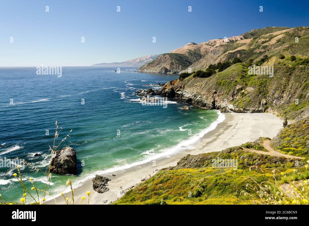 Vista mozzafiato di una splendida baia sull'Oceano Pacifico in California Foto Stock