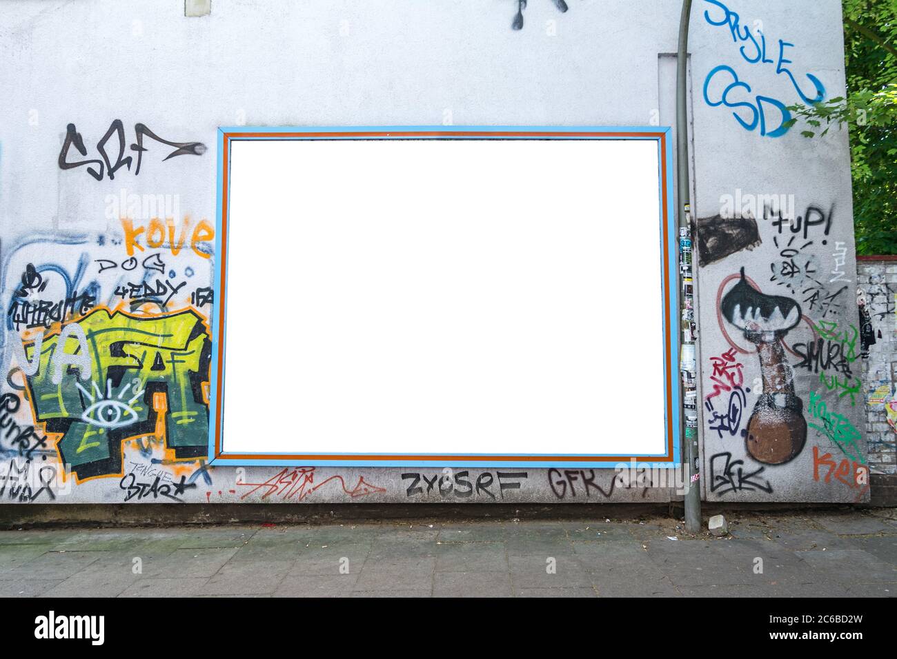 Cartelloni vuoti su una façade urbana con graffiti Foto Stock