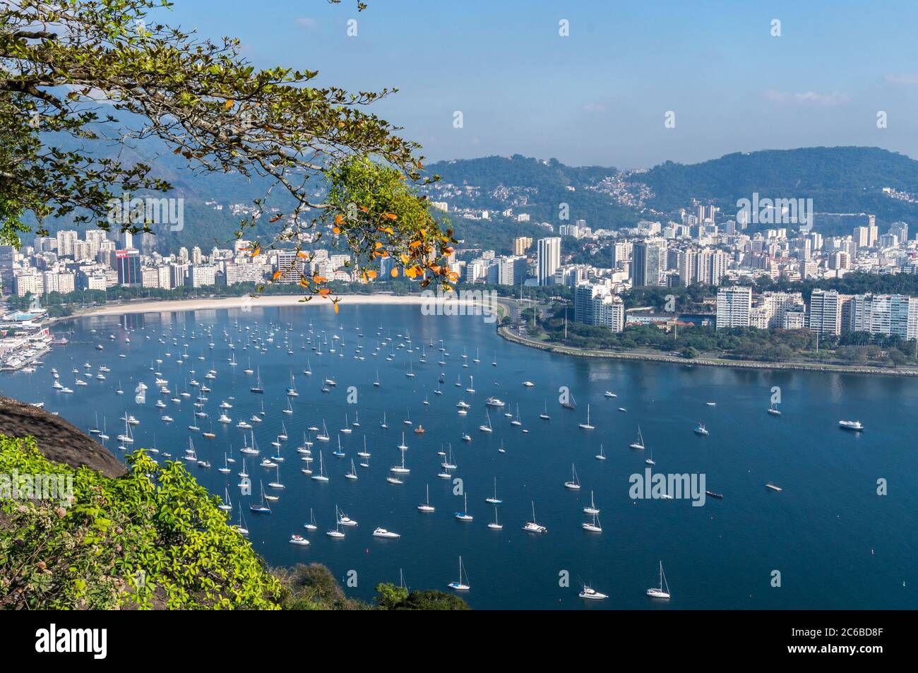 Baia di Botafogo con yacht a vela a Rio de Janeiro, Brasile Foto Stock