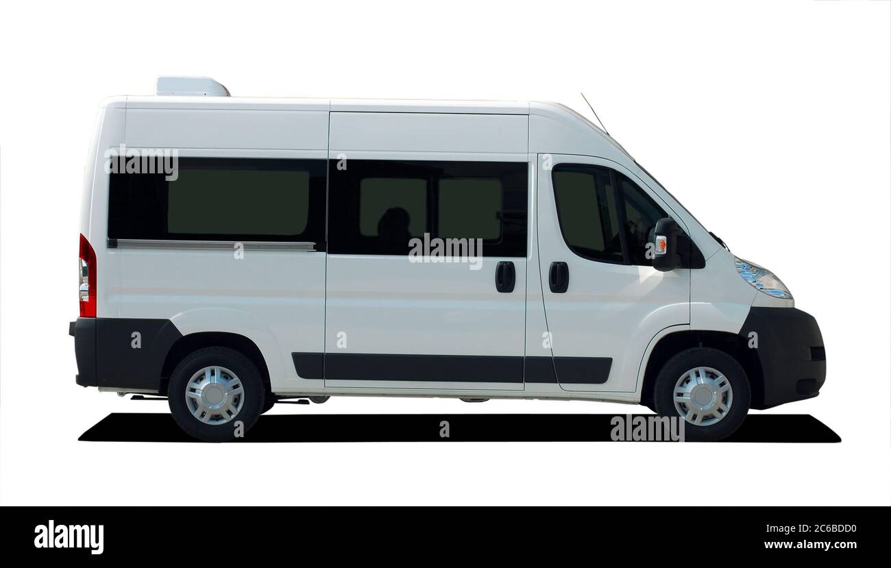 minibus, minibus bianco su sfondo bianco, piccolo minibus bianco nuovo di zecca su sfondo bianco Foto Stock