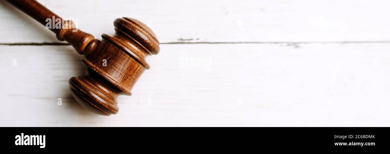 Gavel giudice di legno su sfondo di legno bianco, concetto di legge banner Foto Stock