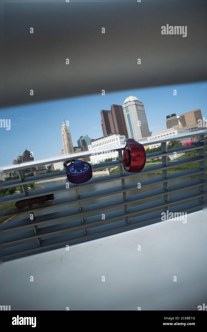 lo skyline di columbus ohio dal ponte con la statua del cervo Foto Stock