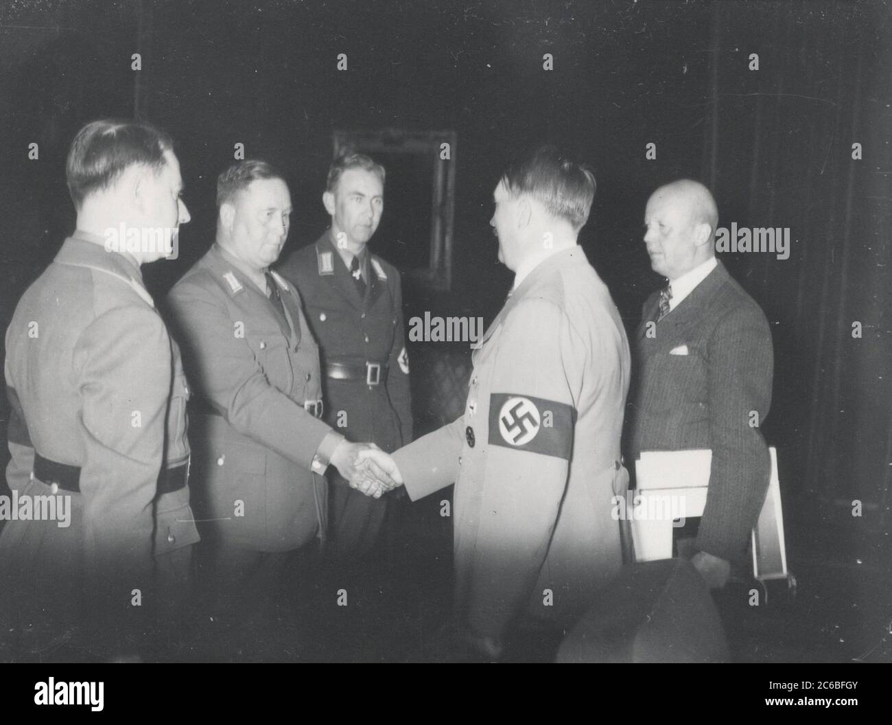 Il distacco con Hitler Heinrich Hoffmann fotografa 1934 il fotografo ufficiale di Adolf Hitler, e un politico e editore nazista, che era un membro del circolo intimo di Hitler. Foto Stock