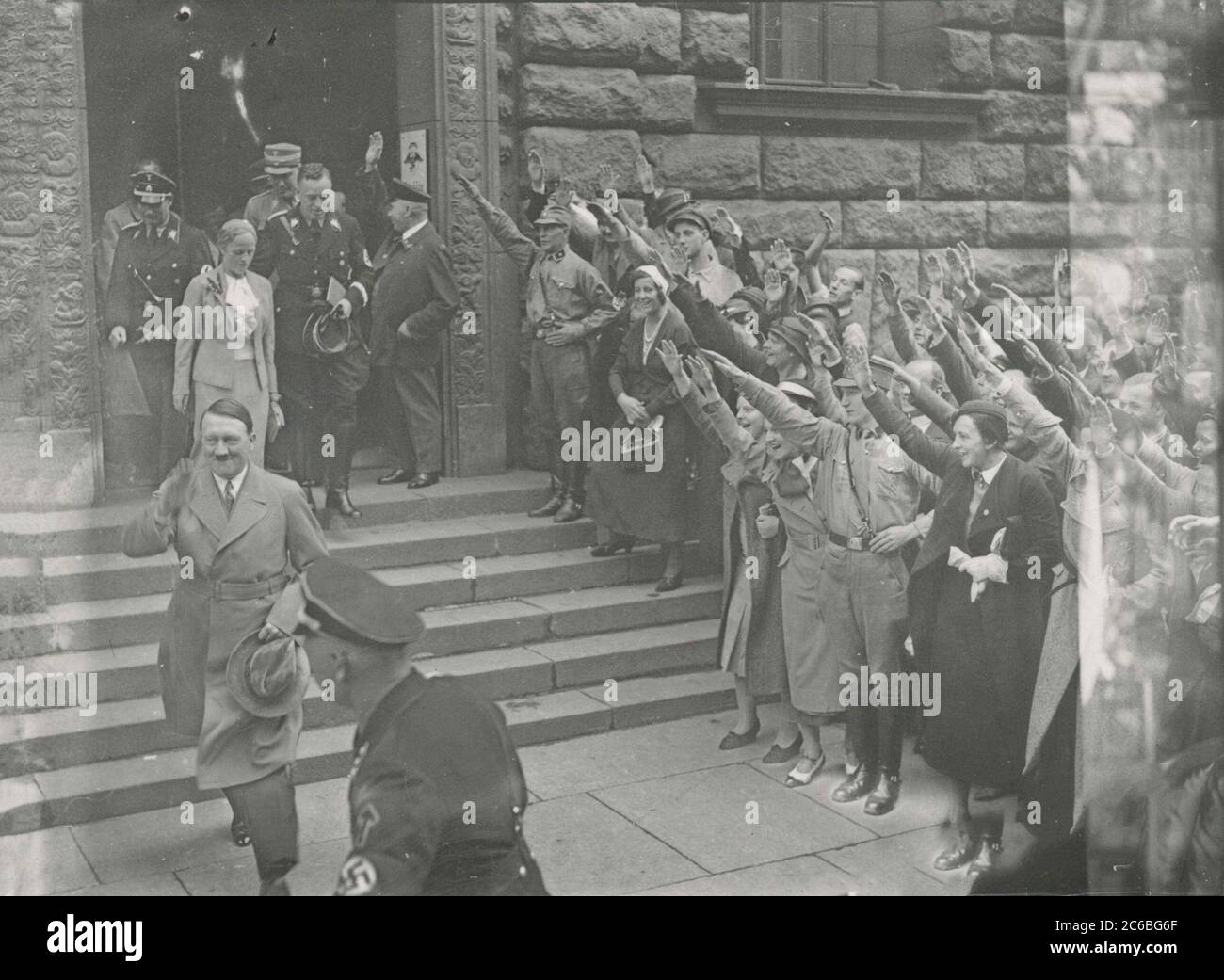 Hitler Heinrich Hoffmann fotografa 1934 il fotografo ufficiale di Adolf Hitler, e un politico e editore nazista, che era un membro del circolo intimo di Hitler. Foto Stock