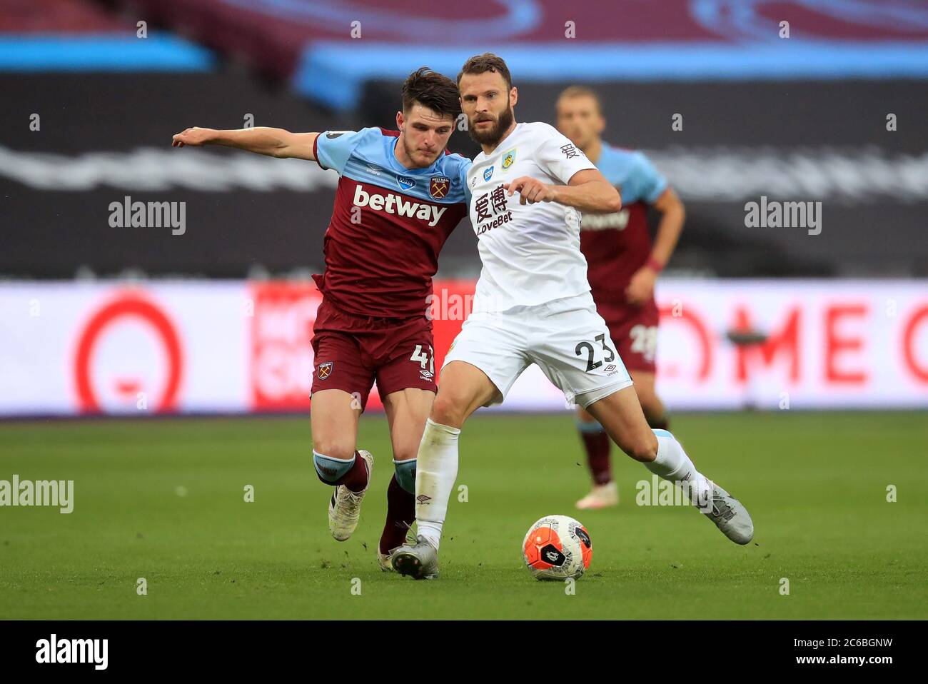 West Ham United's Declan Rice (a sinistra) e Burnley's Erik Pieters combattono per la palla durante la partita della Premier League allo stadio di Londra. Foto Stock