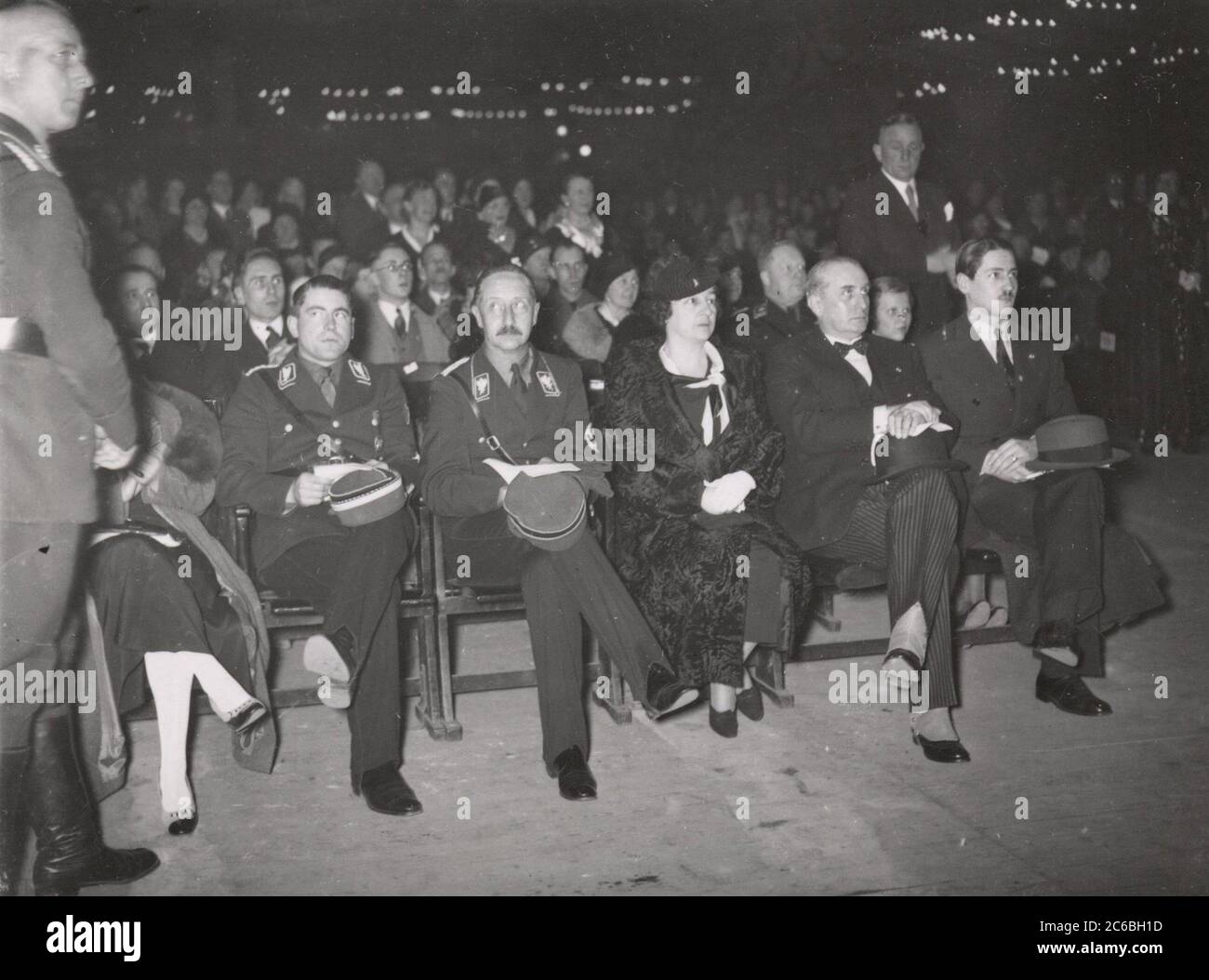 Wilhelm suona il principe Aug  LW AT  . Wilhelm nel Berlin Sportpalast Heinrich Hoffmann Photographs 1934 fotografo ufficiale di Adolf Hitler, e un politico e editore nazista, che era un membro del circolo intimo di Hitler. Foto Stock