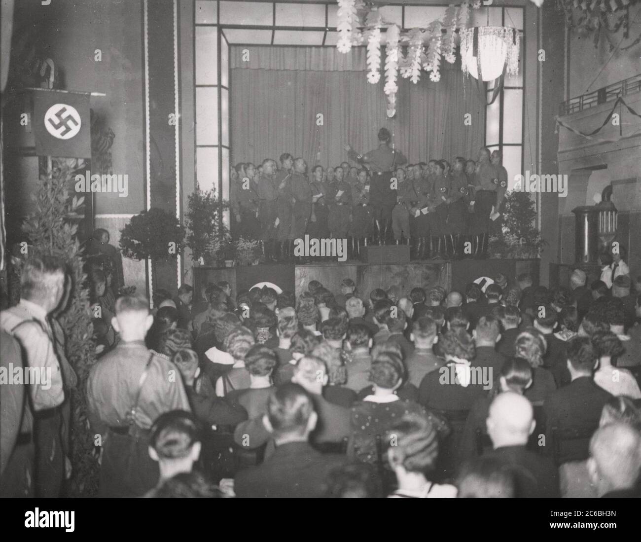 Serata di compradeship del SA Heinrich Hoffmann Fotografie 1934 fotografo ufficiale di Adolf Hitler, e un politico e editore nazista, che era un membro del circolo intimo di Hitler. Foto Stock