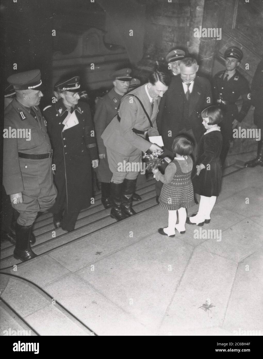 Hitler con i bambini Heinrich Hoffmann Fotografie 1934 fotografo ufficiale di Adolf Hitler, e un politico e editore nazista, che era un membro del circolo intimo di Hitler. Foto Stock