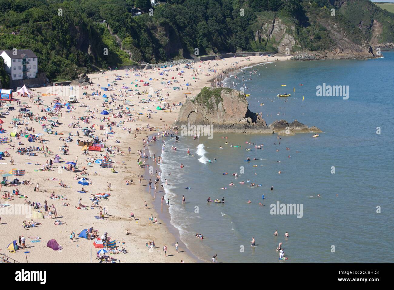 Spiaggia di Tenby, Pembrokeshire, Galles. Spiaggia affollata in una giornata calda. Divertimento estivo, spiaggia bellissima, spiaggia panoramica, turismo, staycation, luoghi di bellezza Foto Stock