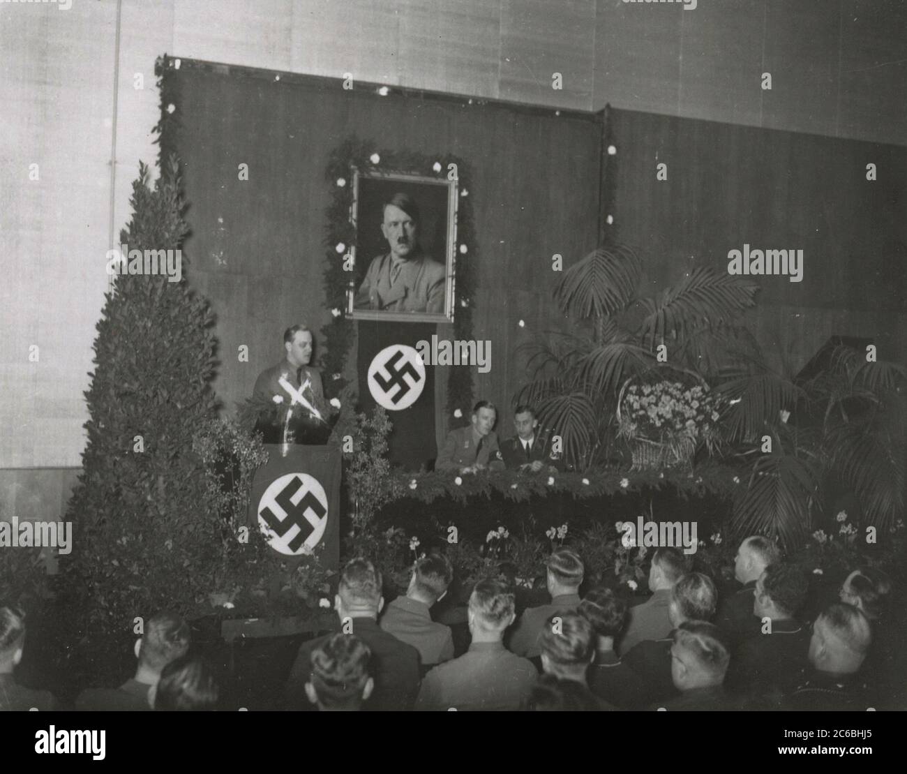 -Rosenberg parla Heinrich Hoffmann Fotografie 1934 fotografo ufficiale di Adolf Hitler, e un politico e editore nazista, che era un membro del circolo intimo di Hitler. Foto Stock