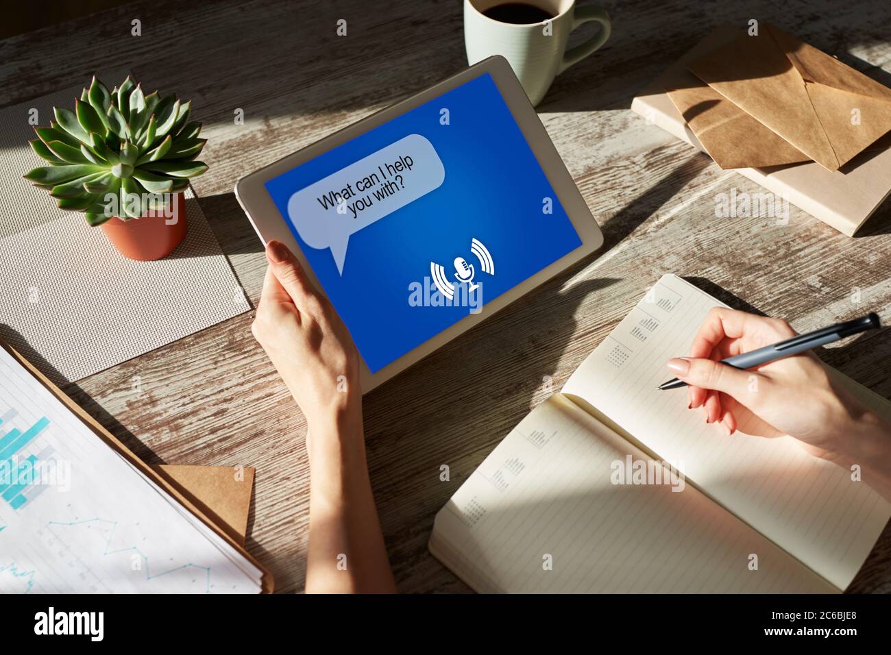 Assistente vocale sullo schermo del dispositivo. La tecnologia di Internet e digitale il concetto di marketing Foto Stock