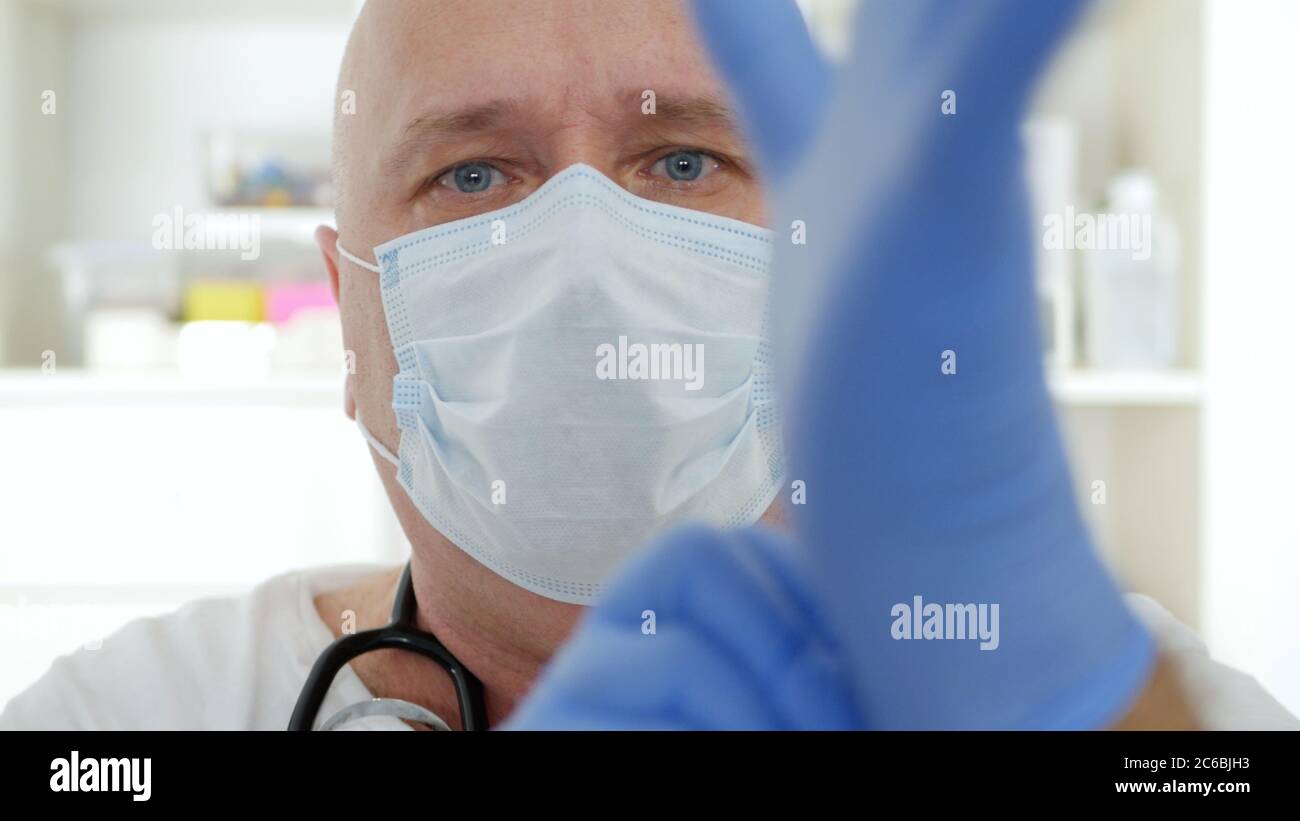Medico che indossa maschera protettiva per il viso, persona medica con dispositivi di protezione in un ospedale in quarantena contro la pandemia COVID-19 Foto Stock