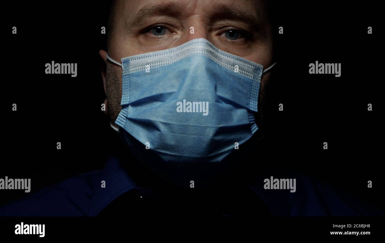 Medico che indossa maschera protettiva per il viso, persona medica con dispositivi di protezione in un ospedale in quarantena contro la pandemia COVID-19 Foto Stock