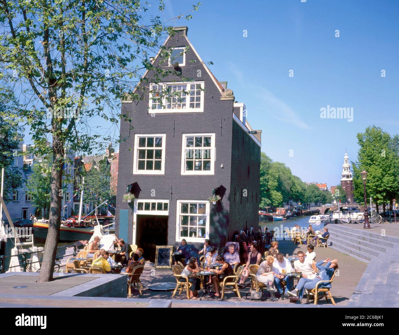 Amsterdam, Olanda-Luglio 09,2009: Piccolo caffè all'aperto e ristorante vicino al Sint Anthoniesluis (sluis in olandese significa blocco) Amsterdam, Olanda.The M Foto Stock