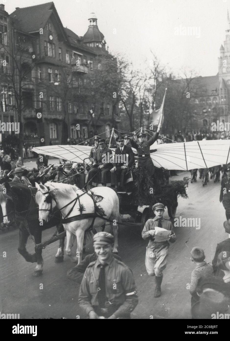Paging in Berlin Heinrich Hoffmann Fotografie 1934 fotografo ufficiale di Adolf Hitler, e un politico e editore nazista, che era un membro del circolo intimo di Hitler. Foto Stock