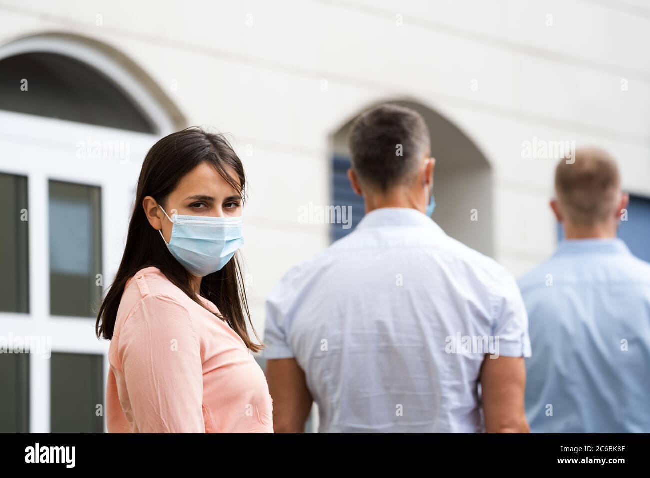 Centro di lavoro linea di disoccupati senza lavoro Recruitment Seekers con maschere facciali Foto Stock