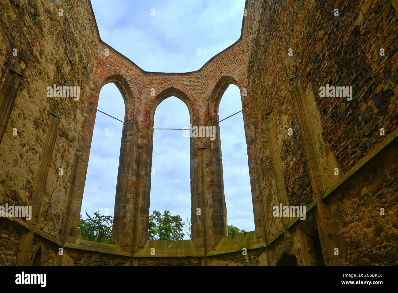 Finestre gotiche. Rovine del convento medievale. Convento Rosa Coeli a Dolni Kounice, Cechi Foto Stock