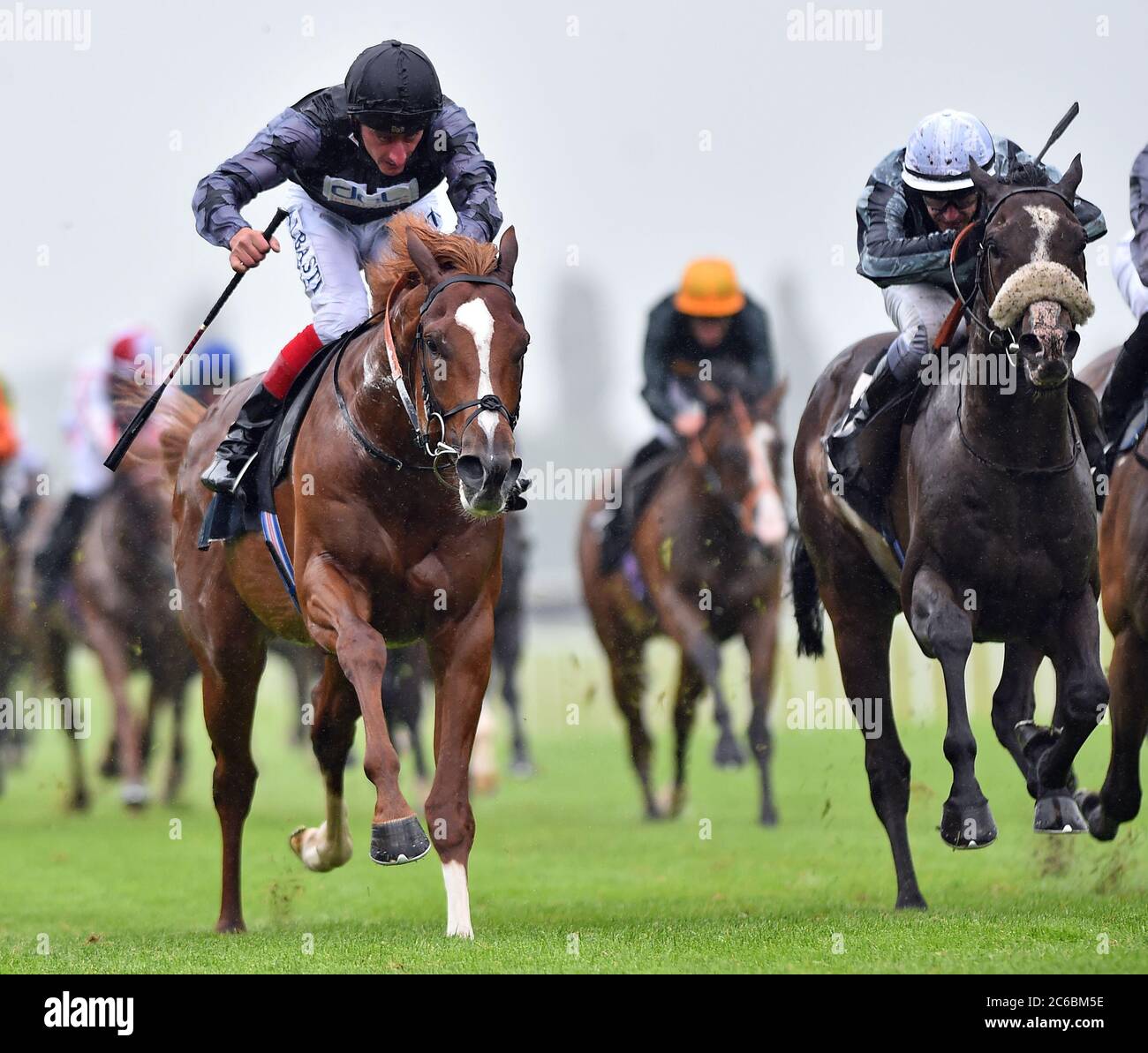 Bill The Buthcer e Adam Kirby (a sinistra) si aggiudichano gli Oakley Horseboxes Handicap Stakes da (R) Mars Landing e Richard Kingscote all'ippodromo di Newbury. Foto Stock