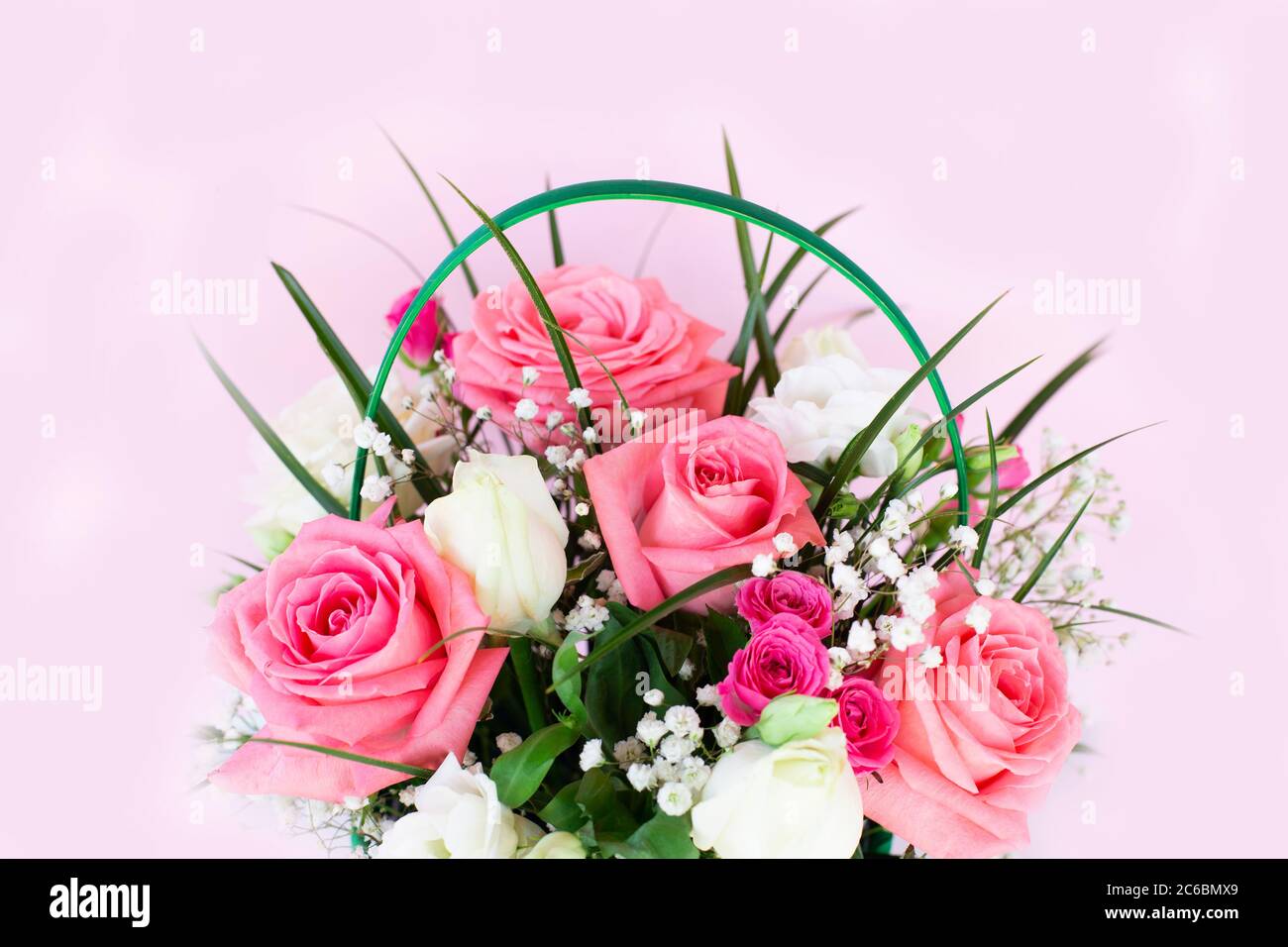 Bouquet con rose rosa e bianche su sfondo rosa Foto Stock