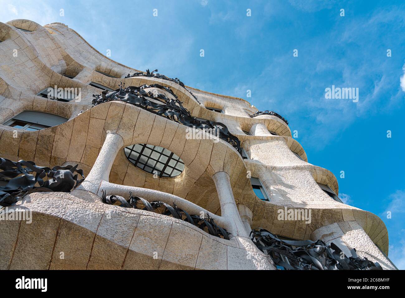 Barcellona, Spagna - Agosto 05, 2016: Casa Mila o La Pedrera è un edificio modernista di Barcellona e fu l'ultima residenza privata progettato da archit Foto Stock