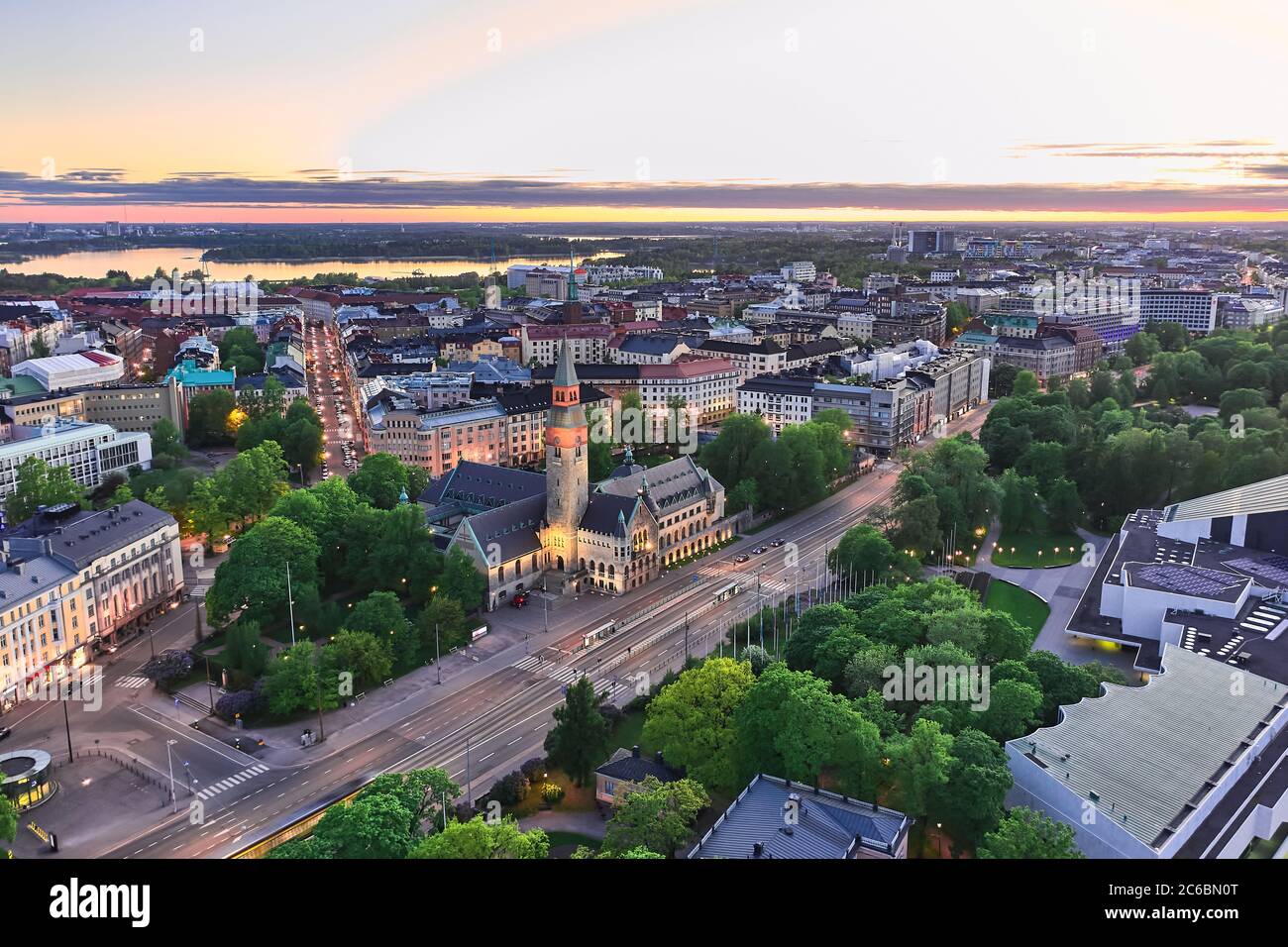 Vista aerea del Museo Nazionale di Finlandia, Helsinki nella notte estiva. Foto Stock