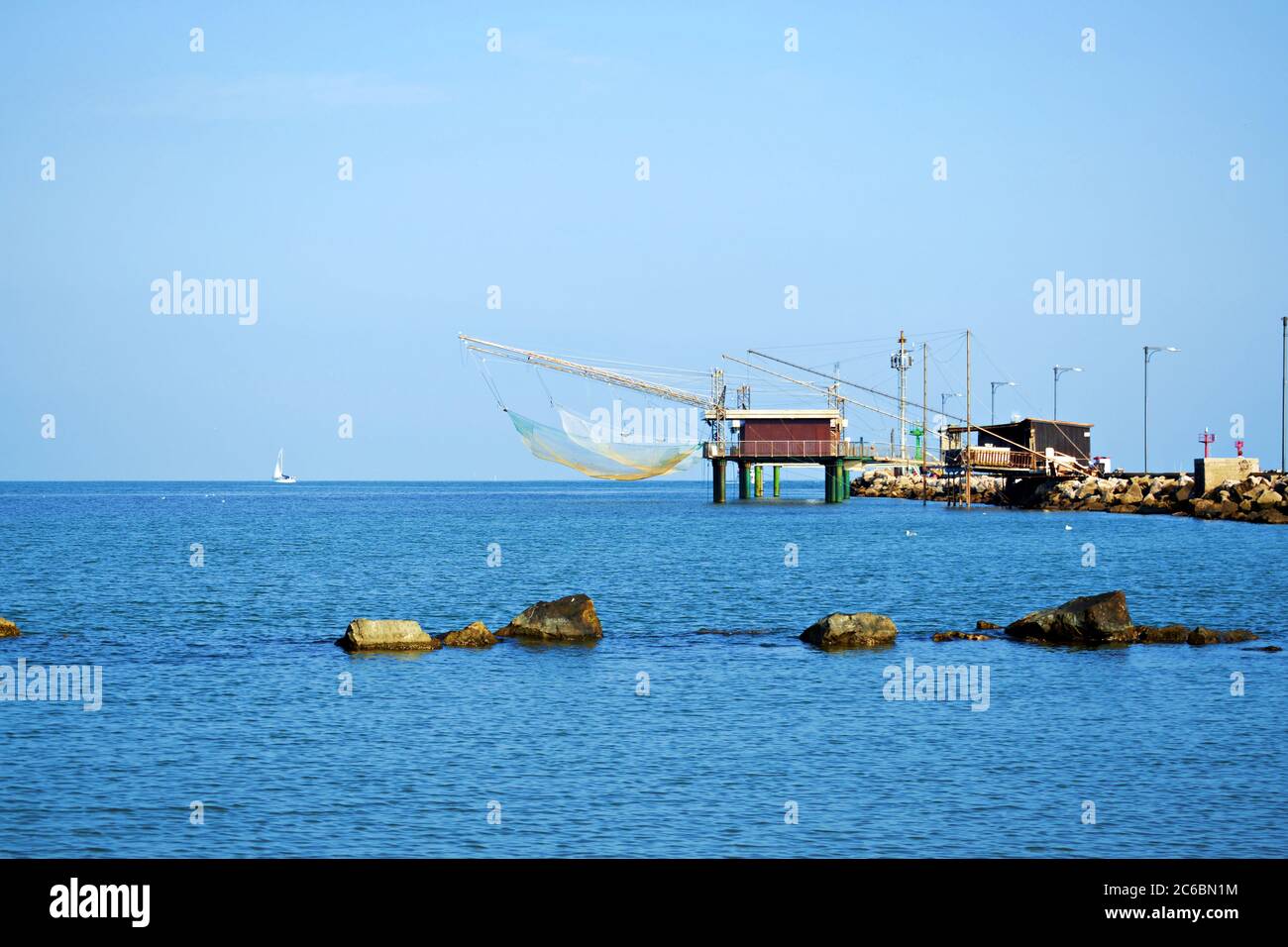 Caratteristiche capanne di pesca sul molo di Porto Garibaldi in Il Mare Adriatico nel comune di Comacchio nel provincia di Ferrara in Italia Foto Stock