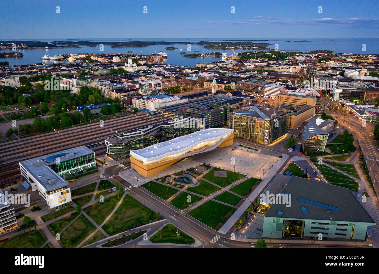 Helsinki, Finlandia - 31 maggio 2020: Vista aerea della nuovissima biblioteca Oodi nel centro di Helsinki, in estate sera. Foto Stock