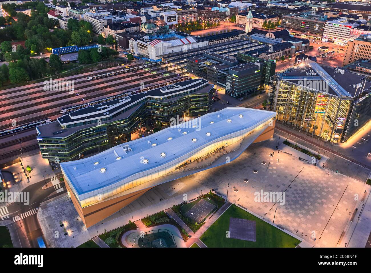 Helsinki, Finlandia - 31 maggio 2020: Vista aerea della nuovissima biblioteca Oodi nel centro di Helsinki, in estate sera. Foto Stock