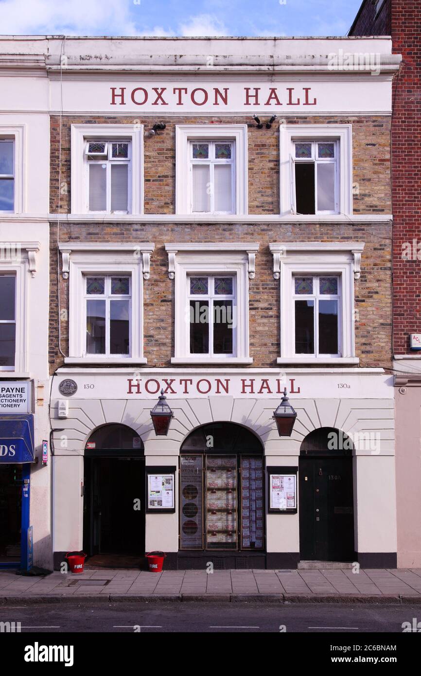 Edificio vittoriano facciata di grado II, classificato Hoxton Hall, teatro delle arti dello spettacolo e centro comunitario a Hoxton, Shoreditch, Londra. Foto Stock