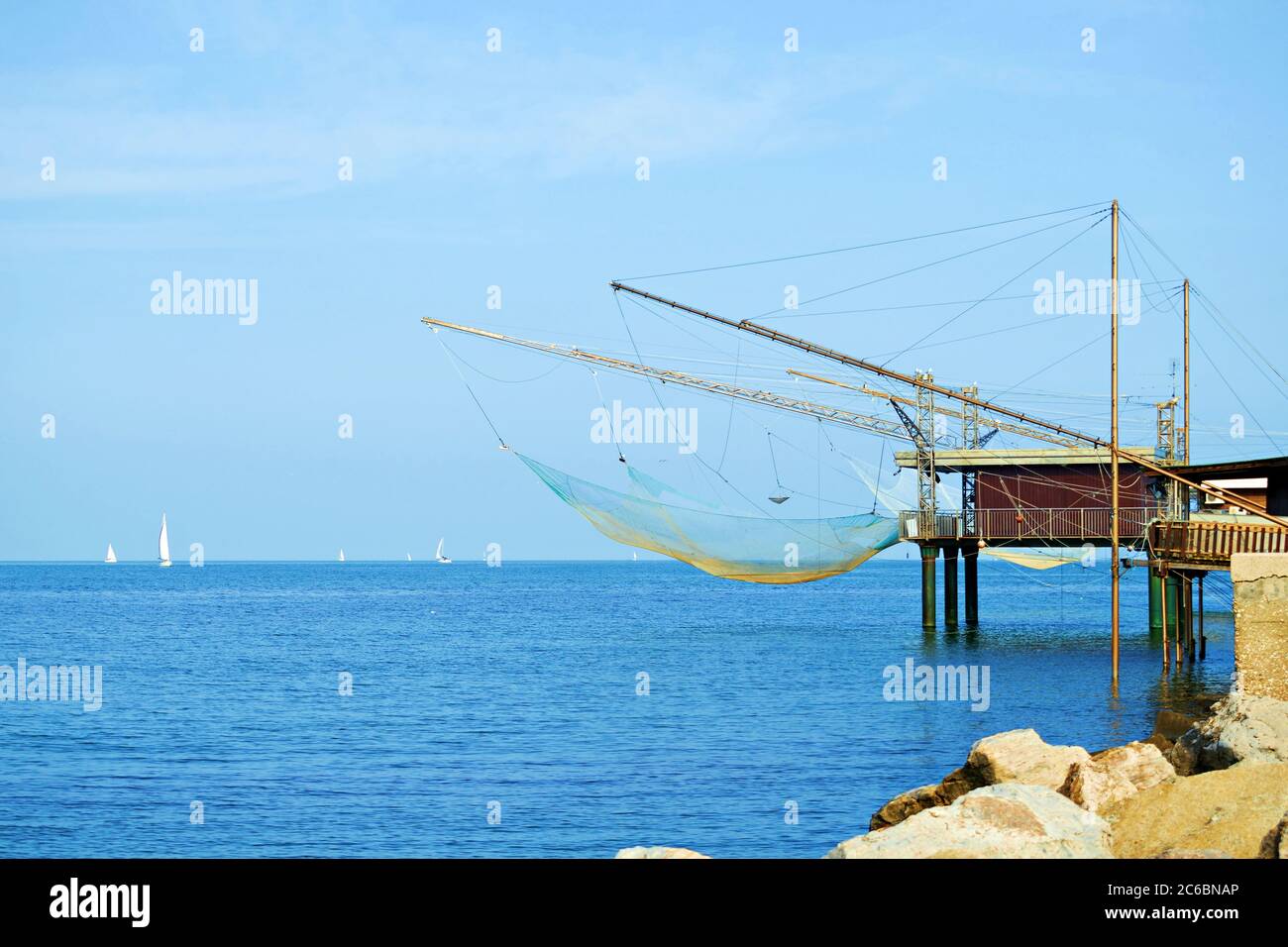 Caratteristiche capanne di pesca sul molo di Porto Garibaldi in Il Mare Adriatico nel comune di Comacchio nel provincia di Ferrara in Italia Foto Stock