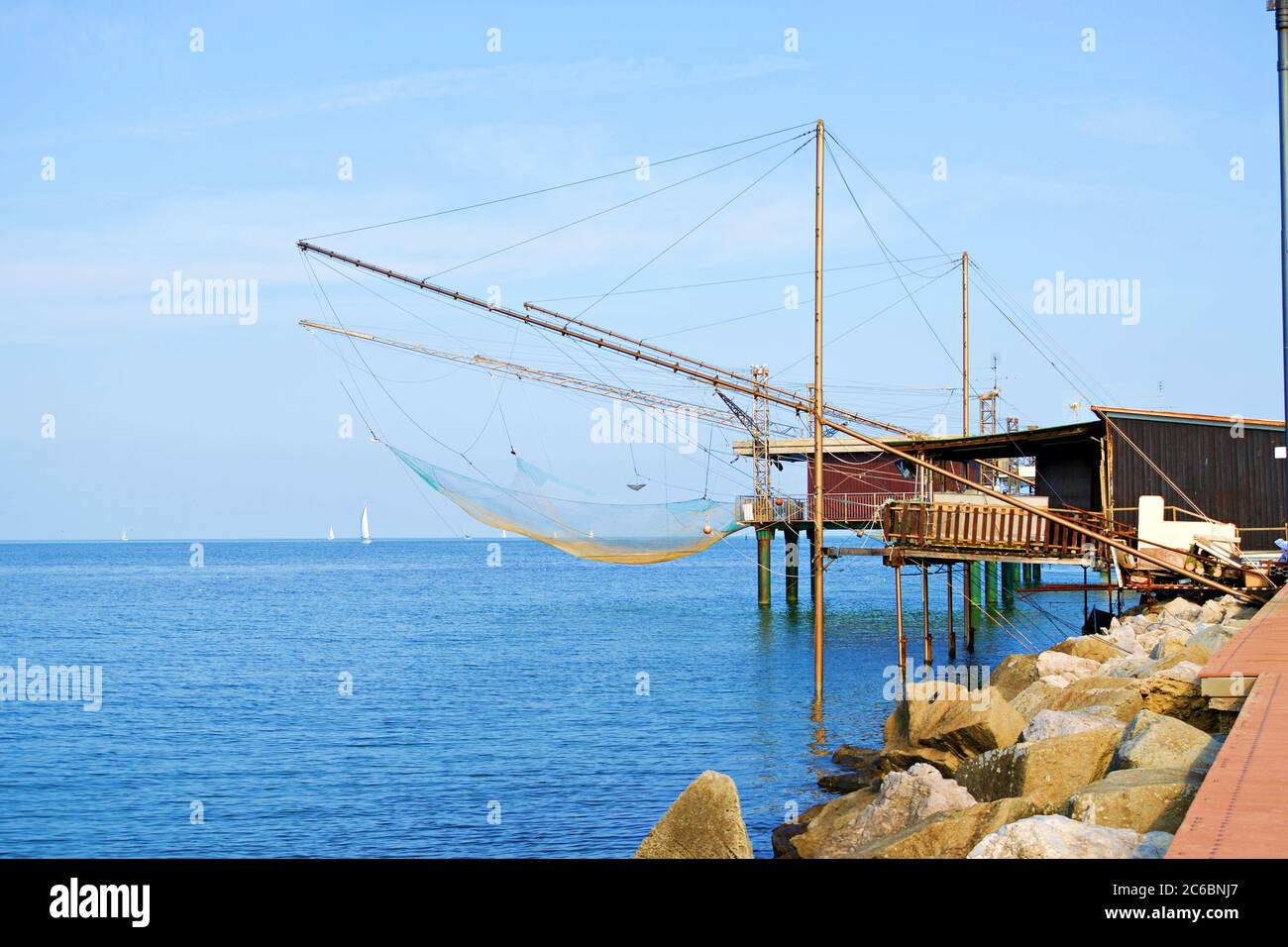 Caratteristiche capanne di pesca sul molo di Porto Garibaldi in Il Mare Adriatico nel comune di Comacchio nel provincia di Ferrara in Italia Foto Stock