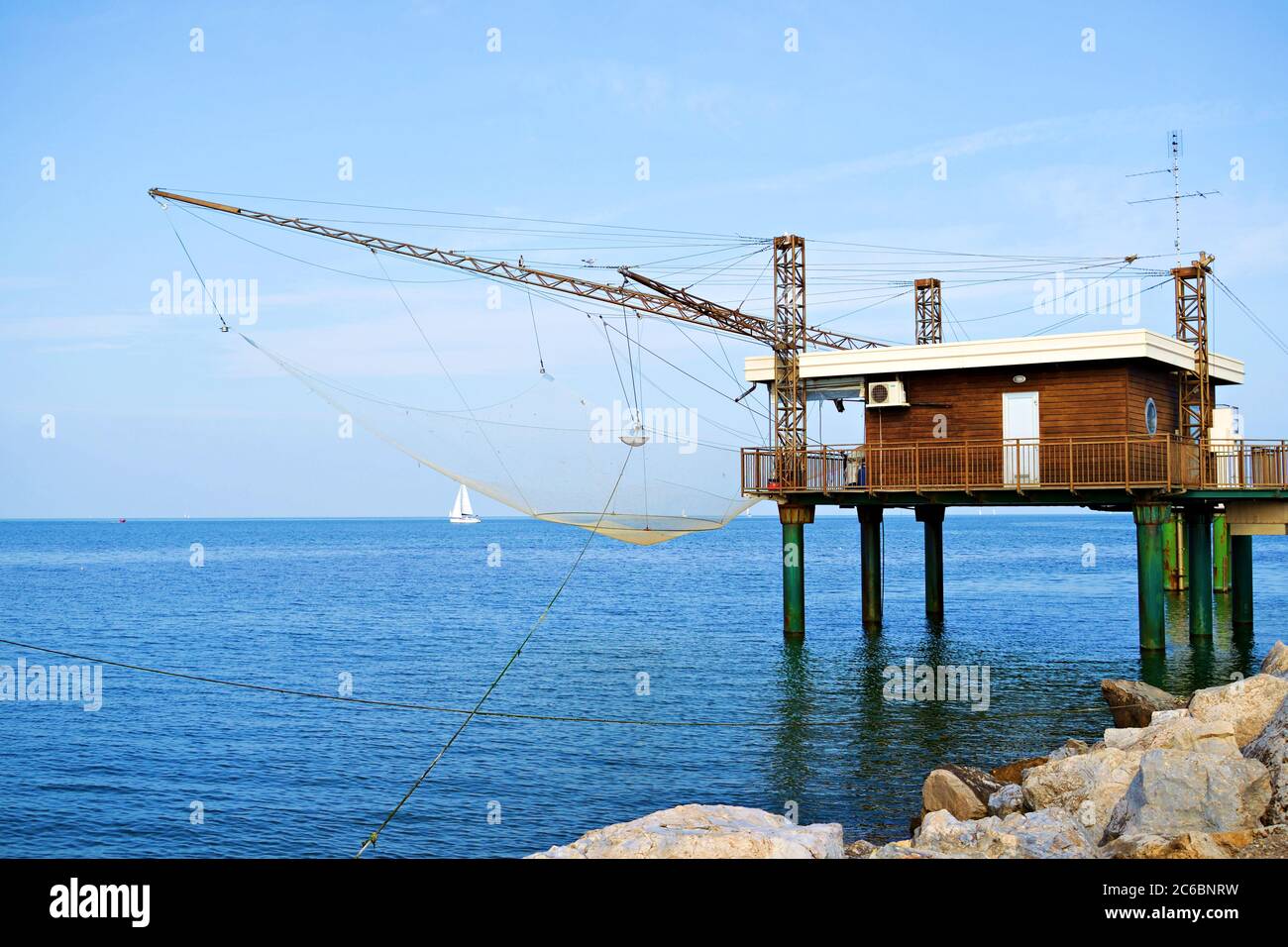 Caratteristiche capanne di pesca sul molo di Porto Garibaldi in Il Mare Adriatico nel comune di Comacchio nel provincia di Ferrara in Italia Foto Stock