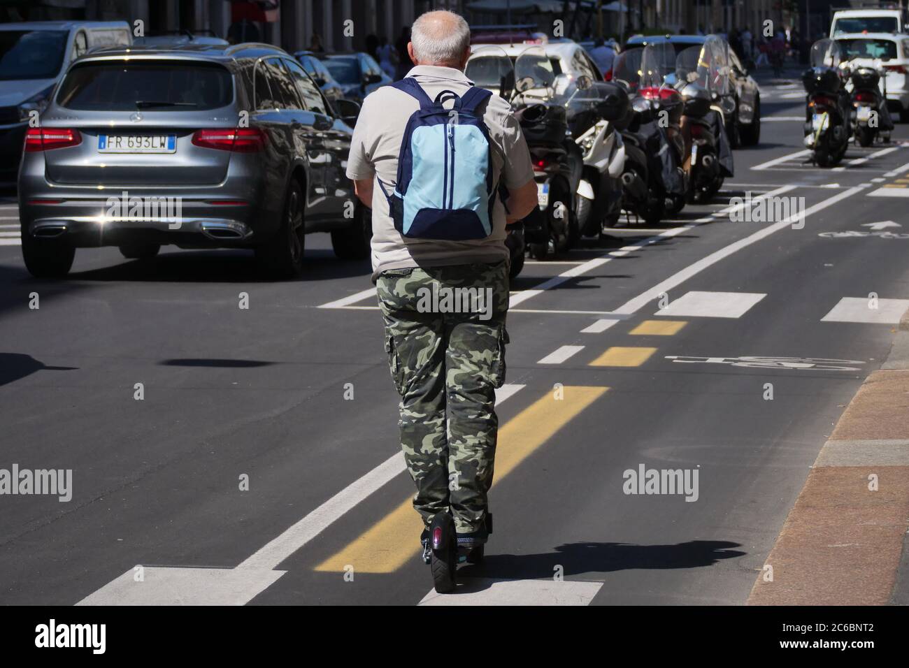 Milano, Italia. 07 luglio 2020. Dopo il blocco, la mobilità della città sta cambiando, le persone in città viaggiano con nuovi mezzi di trasporto: Biciclette elettriche, scooter e pattini a Milano, Italia il 7 luglio 2020. (Foto di Luca ponti/Pacifc Press) Credit: Sipa USA/Alamy Live News Foto Stock