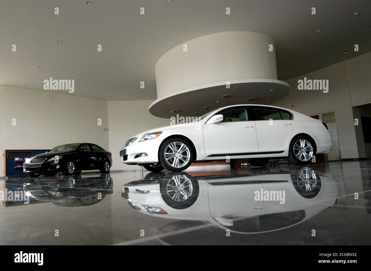 Auto da tesoro nello showroom, nuove auto di lusso sono in showroom Foto Stock