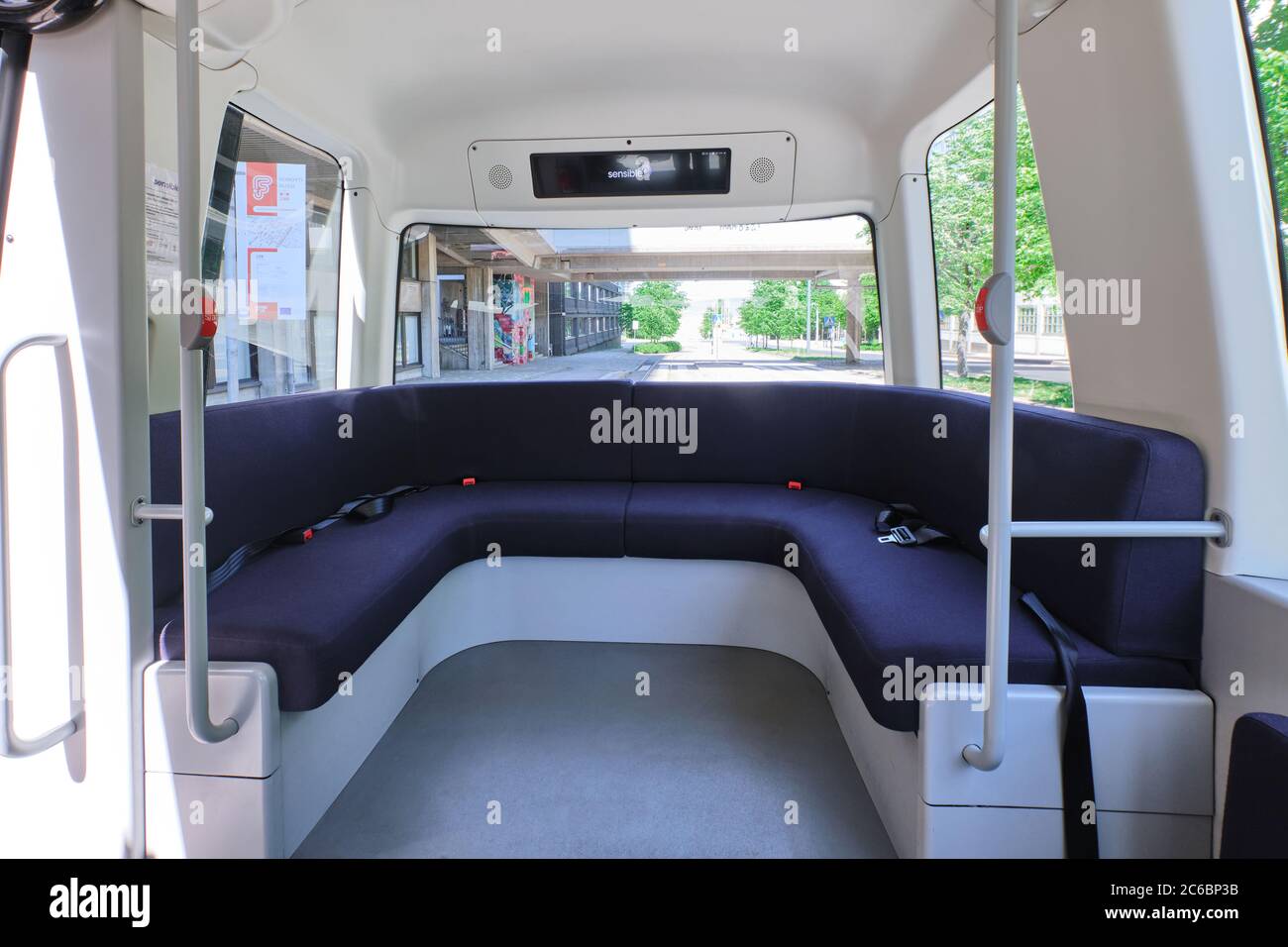 Helsinki, Finlandia - 12 giugno 2020: Il progetto FABULOS - autobus autosomante di prova in strada cittadina nel distretto di Pasila. Interno bus. Foto Stock