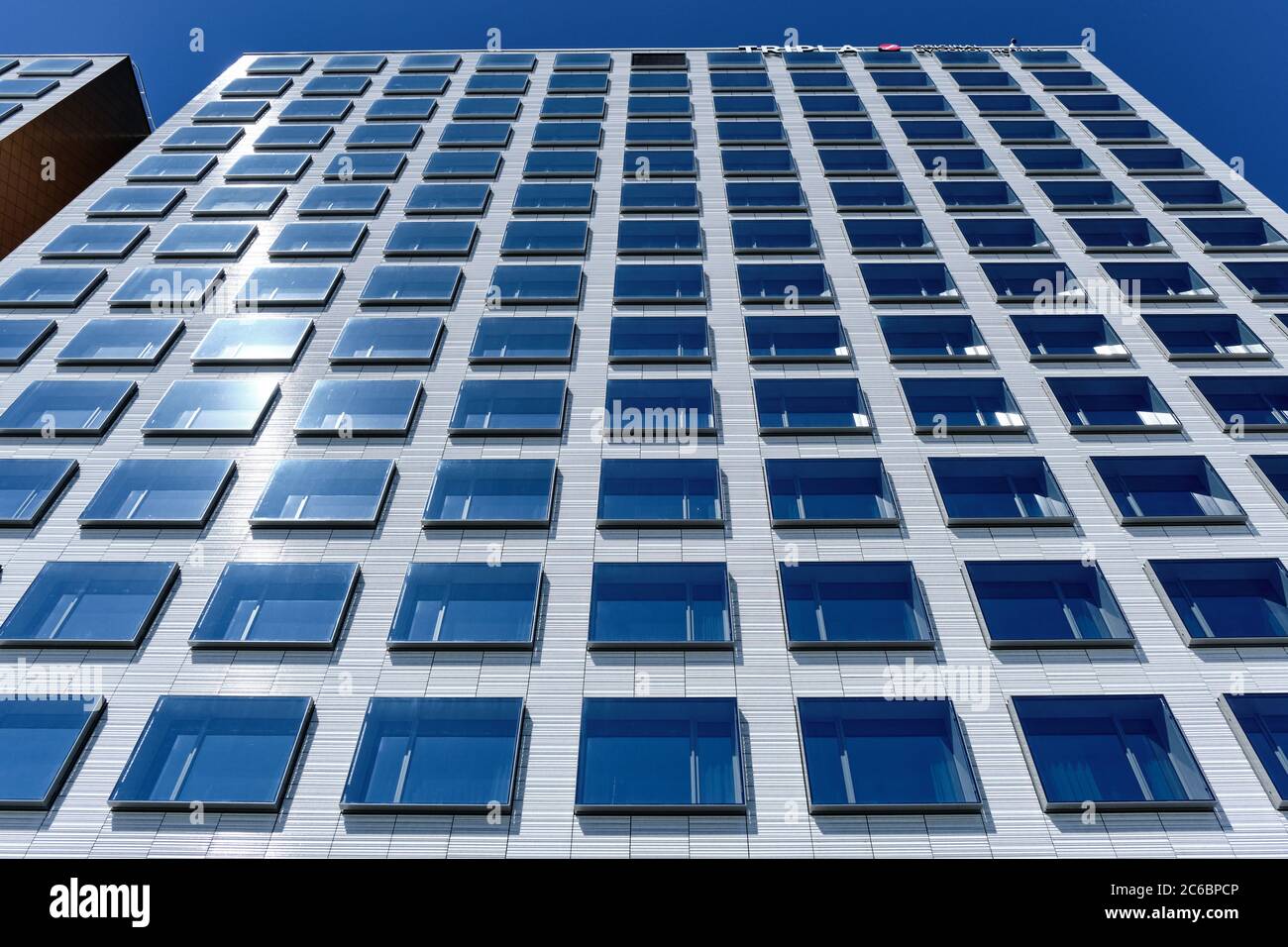 Helsinki, Finlandia - 12 giugno 2020: La facciata di un edificio nuovo di zecca nel quartiere di Pasila. Foto Stock
