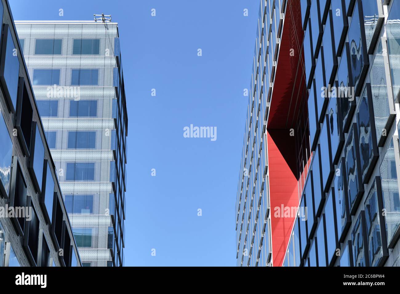 Helsinki, Finlandia - 12 giugno 2020: La facciata di un edificio nuovo di zecca nel quartiere di Pasila. Foto Stock
