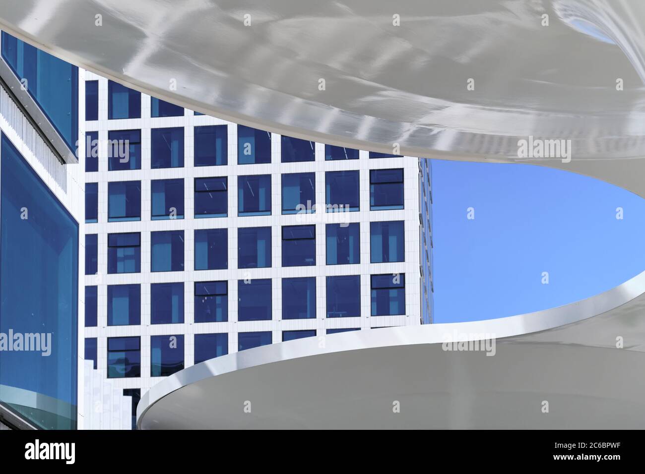 Helsinki, Finlandia - 12 giugno 2020: La facciata di un edificio nuovo di zecca nel quartiere di Pasila. Foto Stock