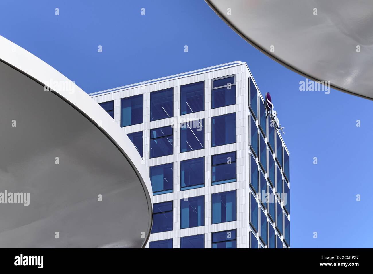 Helsinki, Finlandia - 12 giugno 2020: La facciata di un edificio nuovo di zecca nel quartiere di Pasila. Foto Stock