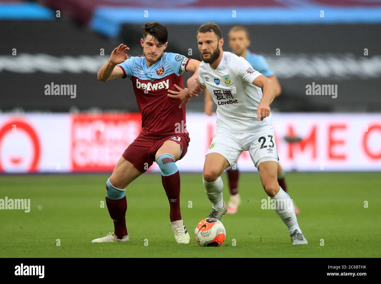 West Ham United's Declan Rice (a sinistra) e Burnley's Erik Pieters combattono per la palla durante la partita della Premier League allo stadio di Londra. Foto Stock