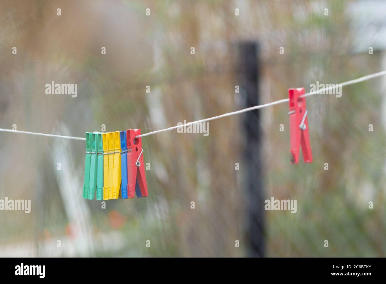 Stendibiancheria colorata su un vestito in villaggio Foto Stock