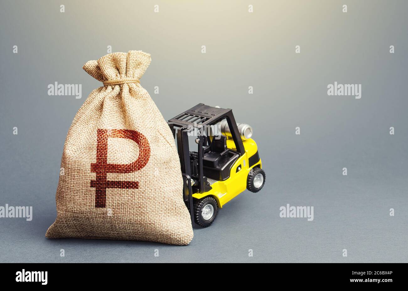 Un carrello elevatore a forche non può sollevare un sacchetto di denaro russo rubato. Stimolare l'economia. Denaro per elicotteri, sussidi prestiti agevolati. Maggiore assistenza finanziaria, sostegno Foto Stock