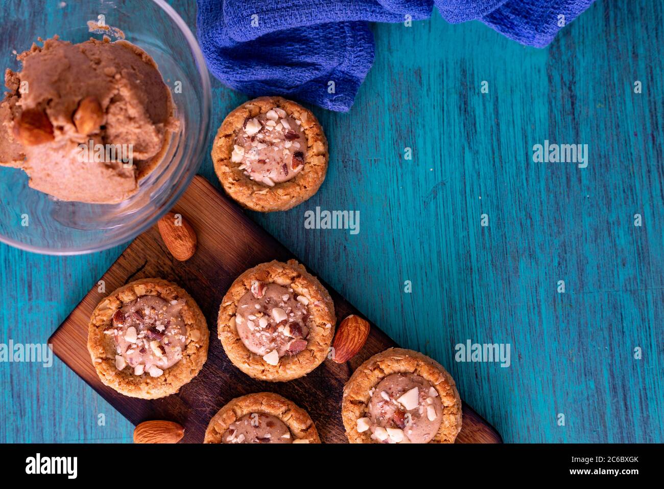 Biscotti alle mandorle con burro, per una dieta ricca di grassi, nutrienti e biologici. Foto Stock