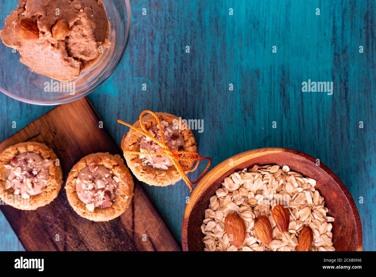 Biscotti alle mandorle con burro, per una dieta ricca di grassi, nutrienti e biologici. Foto Stock