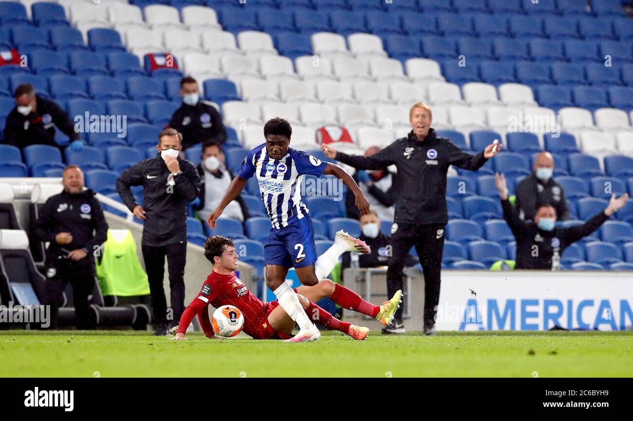 Brighton e Hove Albion's Tariq Lamptey e Neco Williams di Liverpool (pavimento) battaglia per la palla durante la partita della Premier League presso l'AMEX Stadium di Brighton. Foto Stock