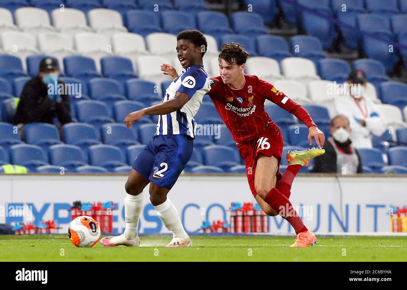 Brighton e Hove Albion's Tariq Lamptey e Neco Williams di Liverpool (a destra) combattono per la palla durante la partita della Premier League all'AMEX Stadium di Brighton. Foto Stock