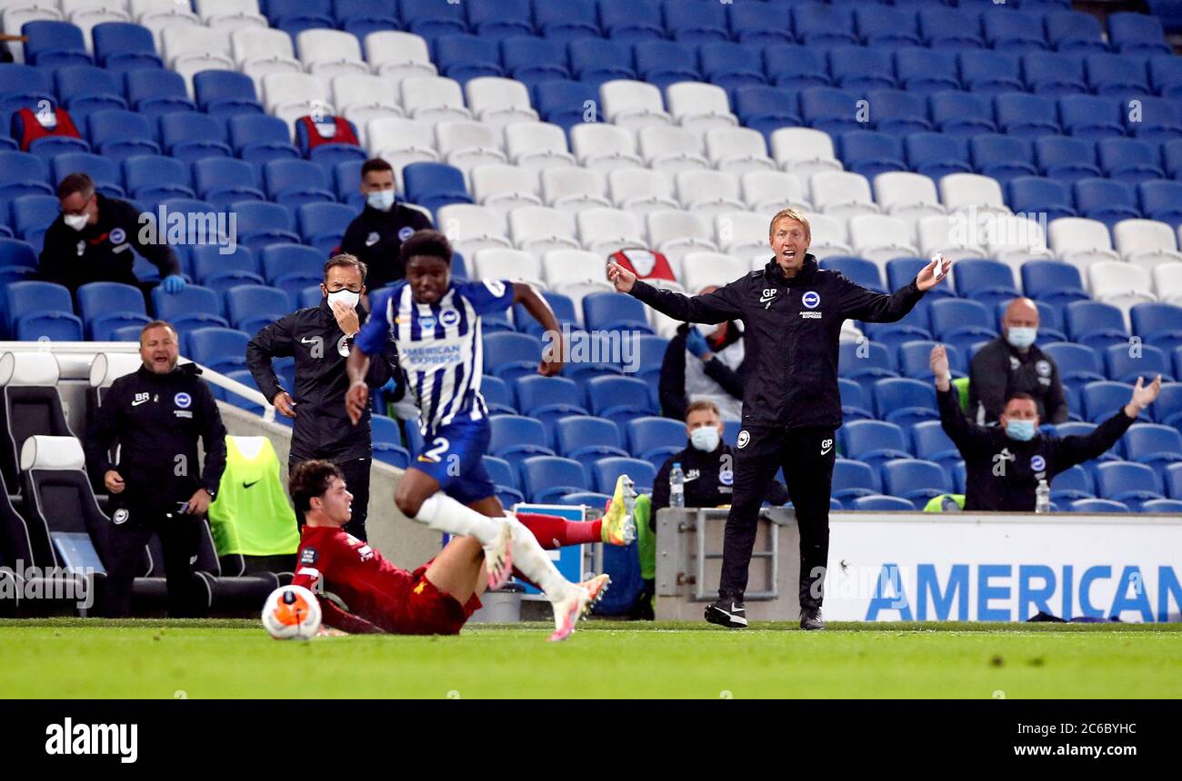 Il manager di Brighton e Hove Albion Graham Potter gioca come Tariq Lamptey di Brighton e Hove Albion e Neco Williams (floor) di Liverpool combattono per la palla durante la partita della Premier League all'AMEX Stadium di Brighton. Foto Stock