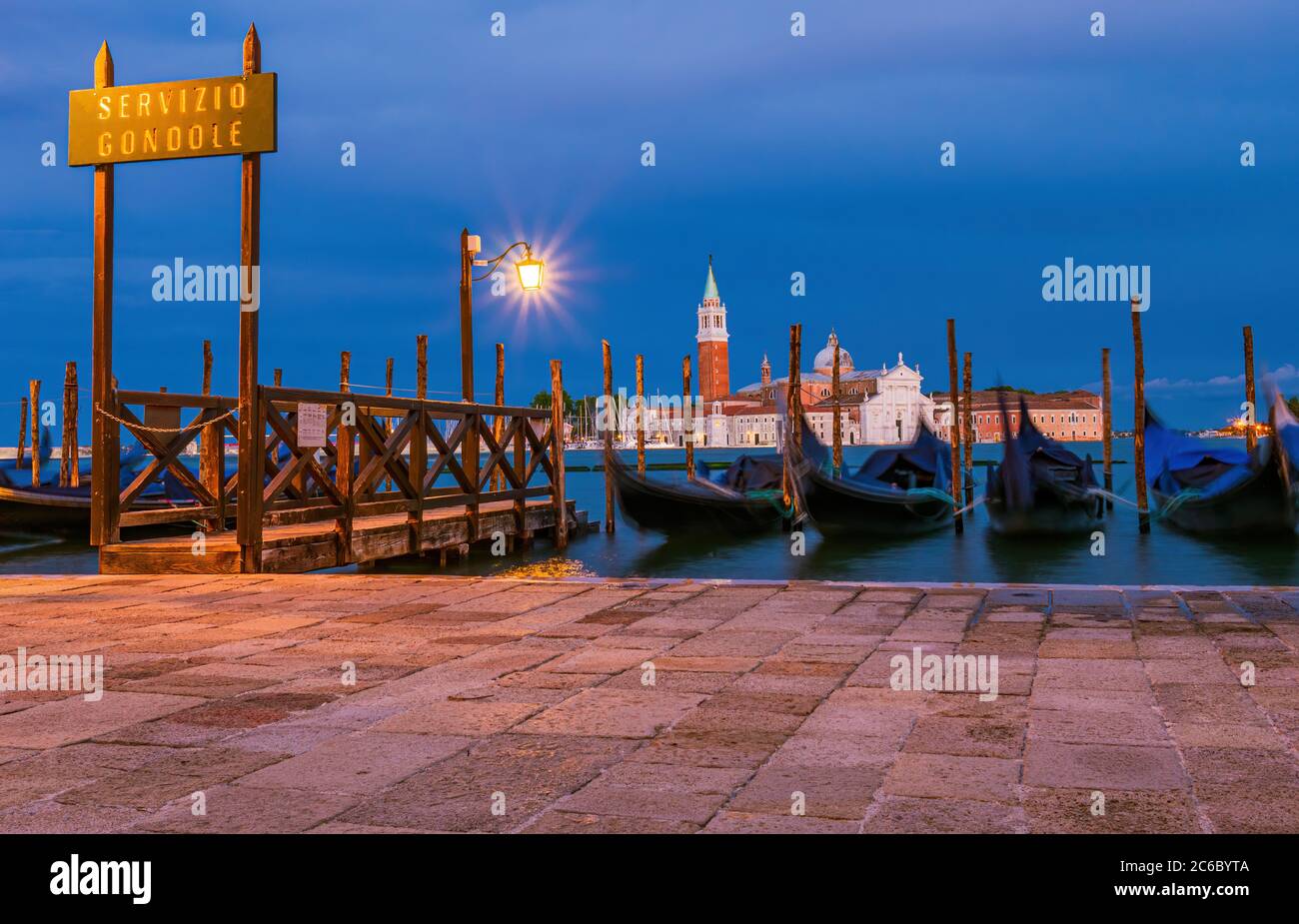 Gondole galleggianti nel Canal Grande, Venezia - Italia Foto Stock