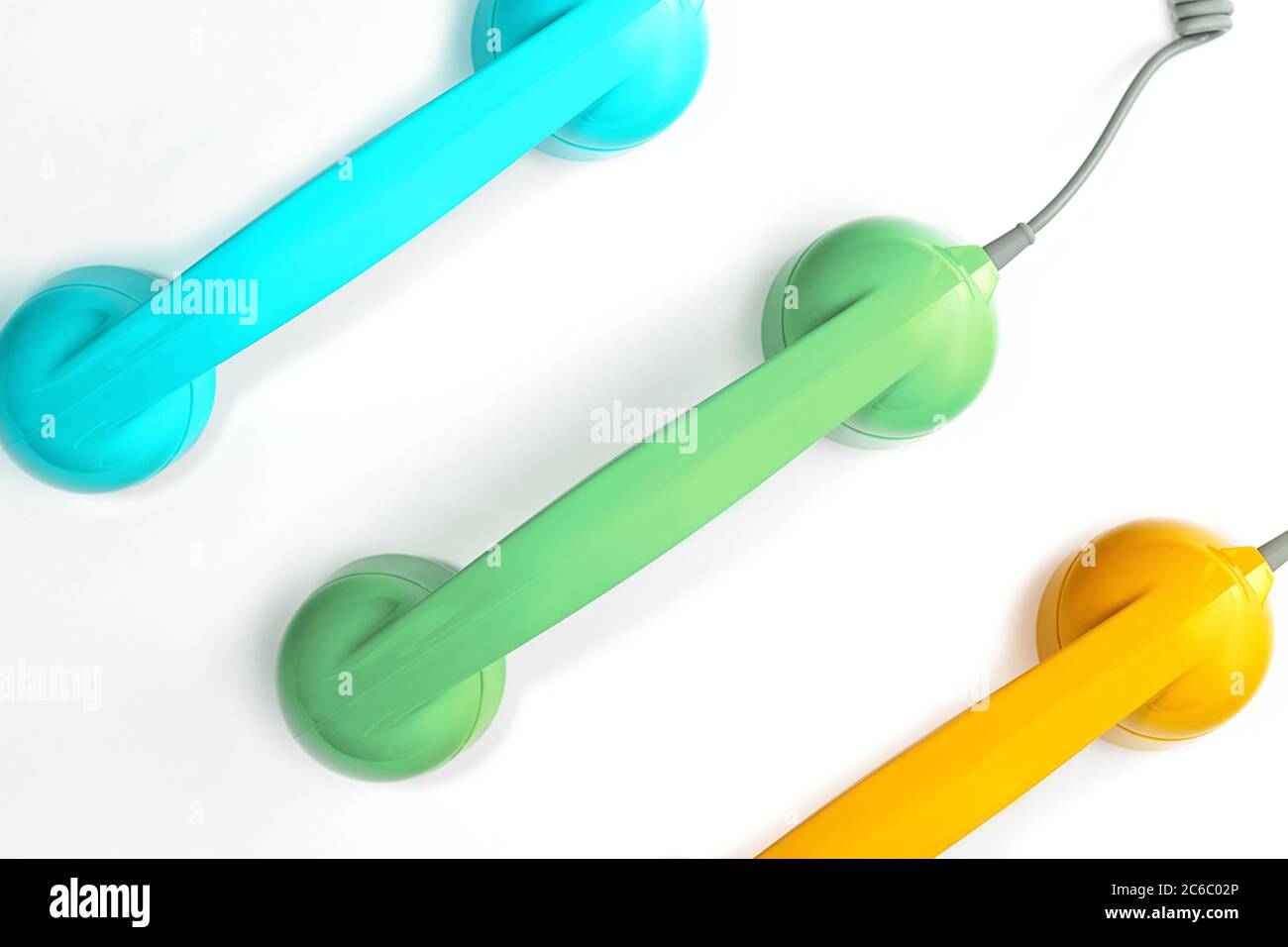 Modello realizzato con cornetta verde menta, gialla e blu di un telefono su sfondo bianco. Stile moderno retro. Nuova vecchia tecnologia. Foto Stock