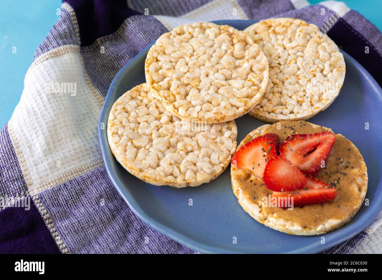 Biscotti di riso, con crema di mandorle e fragole, per la dieta. Foto Stock